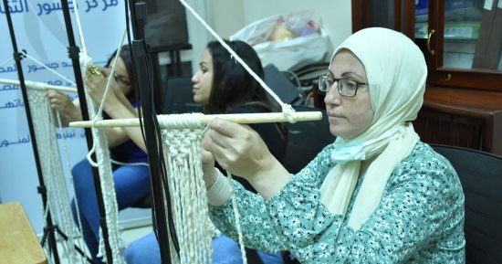 مركز جسور الثقافى فى الكنيسة الأسقفية ينظم ورشة لتعليم فن المكرمية