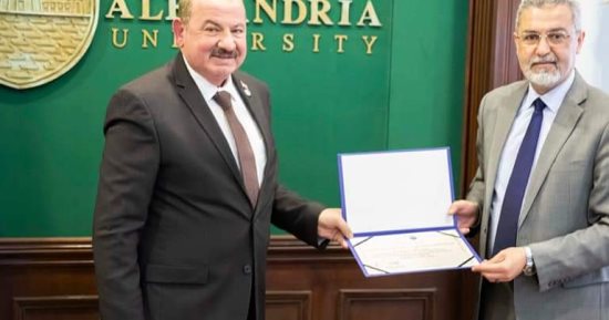 جامعة الإسكندرية تكرم رئيس شركة الصرف الصحى بالإسكندرية