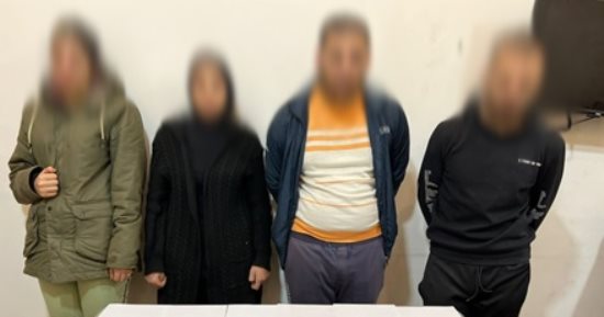 المتهمون بقتل مسنة فى الإسكندرية بهدف سرقتها يمثلون جريمتهم وسط حراسة