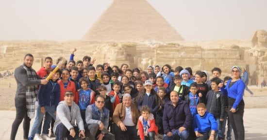 محافظة الجيزة تنظم رحلات مدرسية لمنطقة الأهرامات لرفع الوعى السياحى.. صور
