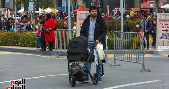 الأطفال وحديثو الولادة يكتشفون العالم فى معرض القاهرة للكتاب