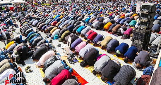 جمهور معرض الكتاب يؤدون صلاة الجمعة بحضور خطيب من الأزهر