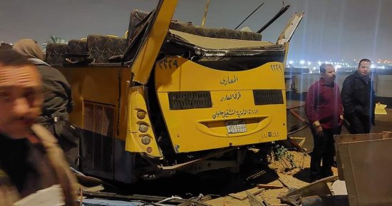 مصرع 3 أشخاص فى حادث تصادم أتوبيس وتريلا وموتوسيكل بطريق العين السخنة.. صور  