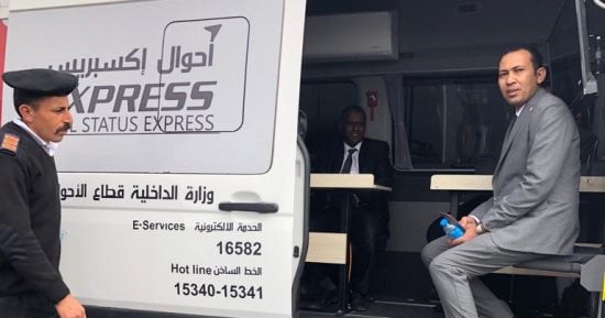 "اليوم السابع" يرصد كيفية استخراج الوثائق من داخل سيارات "أحوال إكسبريس" 