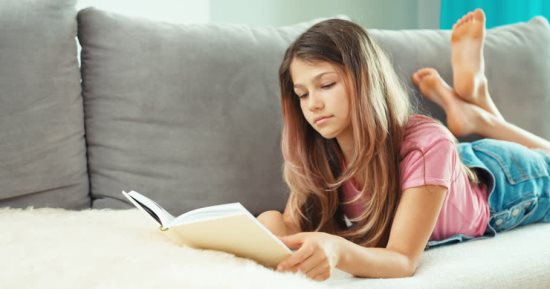 لو رايحة معرض الكتاب مع بنتك المراهقة.. إزاى تختارى أنسب كتب لعمرها؟