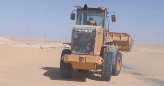 حملات بوسط سيناء للتخلص من الرمال على مسارات الطرق والمخلفات بشوارع المدن