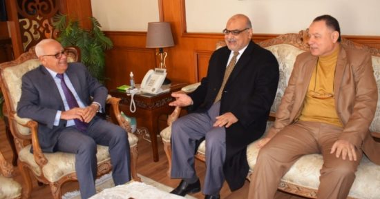 محافظ بورسعيد يوجه بتذليل العقبات أمام اللجان الفنية لقانون التصالح