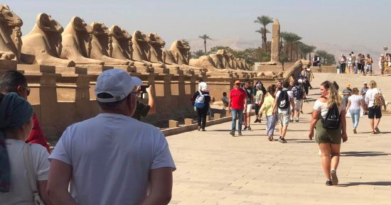 موسم سياحى شتوى بامتياز فى الأقصر.. رحلات اليوم الواحد من الغردقة تنعش زيارة معابد الكرنك والأقصر.. و175 أسرة أوروبية تسكن الأقصر للاستمتاع بالموسم الشتوى.. وخبير: زيادة كبيرة من أسواق شرق آسيا