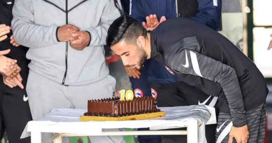 لاعبو فيوتشر يحتفلون بزفاف ناصر ماهر على هامش التدريبات.. صور