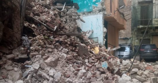 سقوط أجزاء من عقار قديم بحى الجمرك فى الإسكندرية دون إصابات.. صور