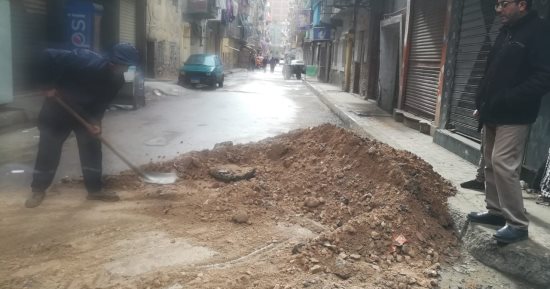 إصلاح هبوط أرضى بحي غرب الإسكندرية استجابة لشكاوى المواطنين.. صور 