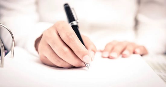 تستخدم الحبر الأزرق ولا الأسود فى الكتابة؟ اعرف شخصيتك من لون القلم المفضل لك