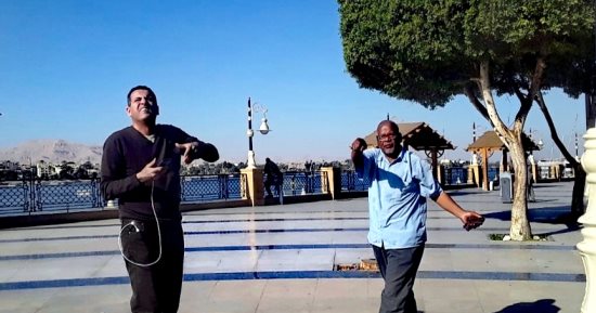 مدينة الأقصر تنظم حملة لصيانة وتنظيف أعمدة الإنارة بكورنيش النيل.. صور