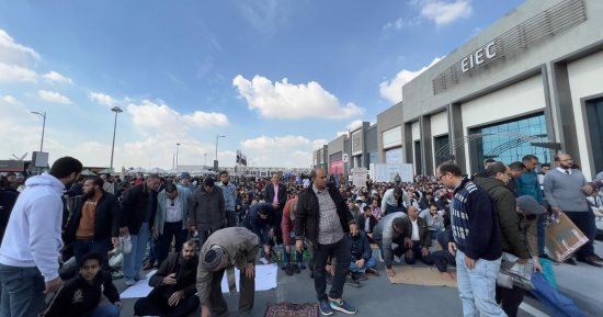 جمهور معرض الكتاب يؤدى صلاة الجمعة بحضور خطيب من الأزهر.. صور
