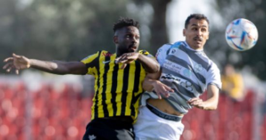 تعادل سلبي بين الاتحاد والطائى فى الشوط الأول بمشاركة حجازى وطارق حامد