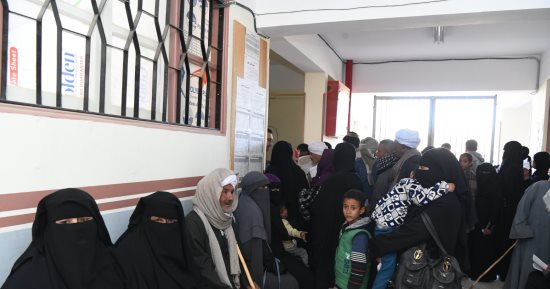 قافلة الأزهر الشريف تقدم الخدمات الطبية المجانية لأكثر من 10 آلاف مواطن بقنا