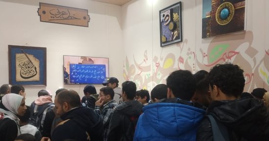 إقبال كبير على قسم الخط العربى فى جناح الأزهر
