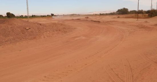 محافظ الوادي الجديد يتفقد إنشاء محور الطريق الدائري بالداخلة بتكلفة 46,5 مليون جنيه