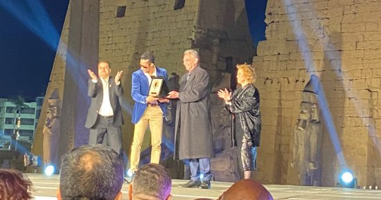 تدافع الجمهور حول محمد رمضان بعد تكريمه فى مهرجان الأقصر.. فيديو