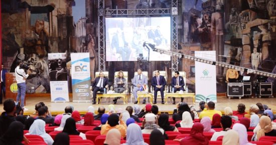 محافظ أسوان يشارك فى فعاليات منتدى نشر ثقافة حقوق الإنسان بجنوب الصعيد.. صور