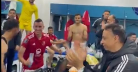 لاعبو الأهلى يحتفلون بغرف الملابس بعد التأهل لنصف نهائى مونديال الأندية.. فيديو