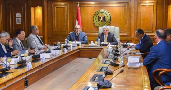 وزير التعليم العالي ورئيس هيئة التصنيع يناقشان صناعة أول سيارة كهربائية مصرية