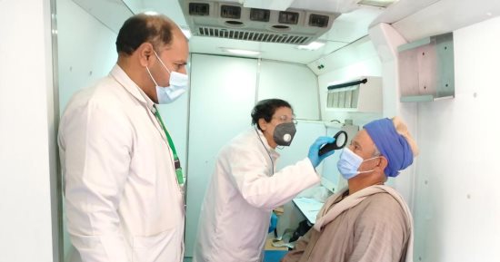 صحة المنيا تقدم الخدمات الطبية والعلاجية لـ 1990 حالة بقرية منبال بمركز مطاى