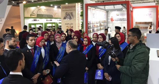 طلاب جامعة بنها ينظمون زيارة لمعرض القاهرة الدولي للكتاب في دورته الـ 54