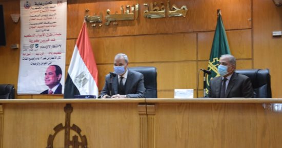 محافظ القليوبية يدشن حملة "طرق الأبواب" لتطعيم المواطنين ضد فيروس كورونا 