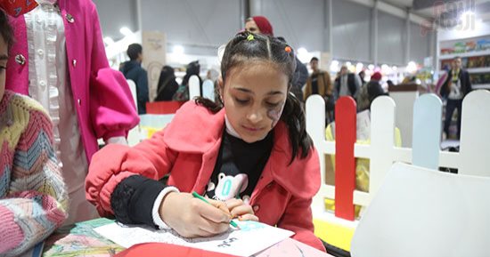 ارسم لون العب.. ما يفعله الأطفال فى معرض الكتاب