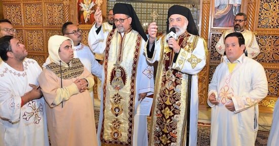 مطران المنيا للأقباط الكاثوليك يترأس عيد النور السنوى بكاتدرائية يسوع الملك