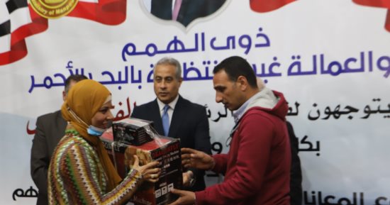 حياة كريمة.. وزير القوى العاملة يسلم ماكينات خياطة للشباب لإقامة مشروعات صغيرة