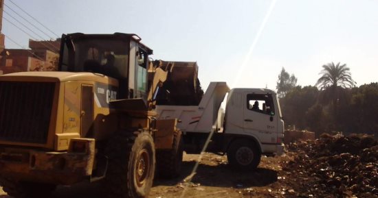 استمرار رفع مخلفات الترع والمصارف بالمراكز ورفع 190 طن نواتج تطهير بأسيوط.. صور