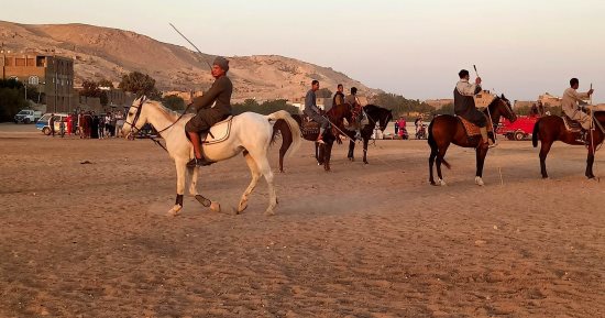 مرماح الخيول بجبل القرنة.. سباقات دورية بين شباب الخيالة من الأقصر والصعيد