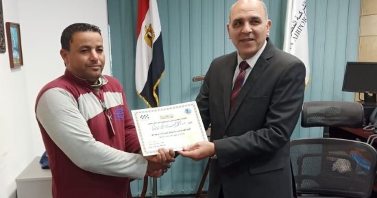 مطار برج العرب يكرم أحد العاملين بعد عثوره على مبلغ مالى كبير وتسليمه للإدارة