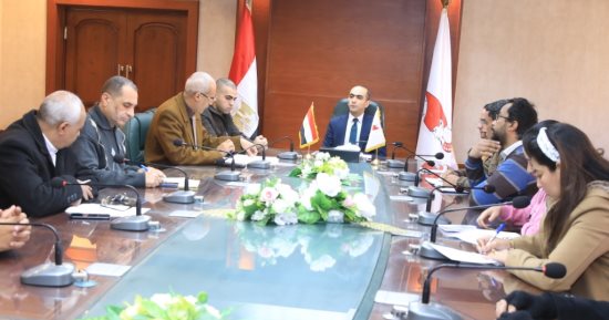 نائب محافظ سوهاج يعقد اجتماعا مع مسئولى المراكز التكنولوجية المتنقلة