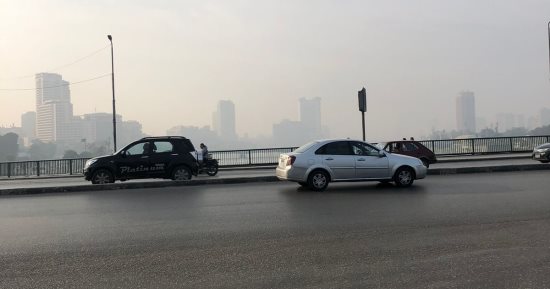 النشرة المرورية.. زحام فى حركة السيارات على الطرق الرئيسية بالقاهرة والجيزة