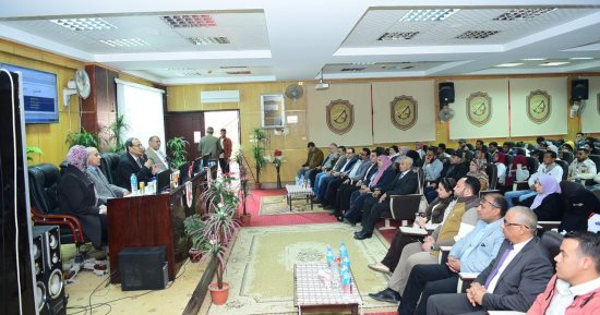 محاضرات عن الفنون لتنمية الحس الفنى والإبداعى لطلاب جامعة الطفل بسوهاج.. صور