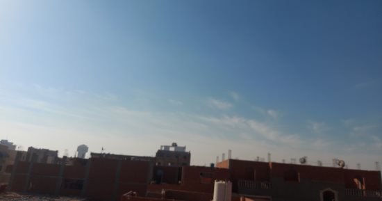 رياح خفيفة وشمس ساطعة بالإسماعيلية وانتظام حركة مرور السفن بقناة السويس