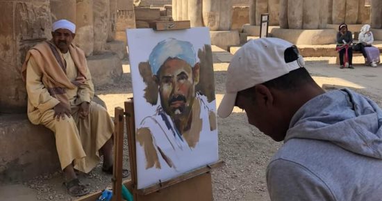 أكثر من 12 فنانا يبدعون فى ملتقى الأقصر للرسم بالمعابد الفرعونية.. صور
