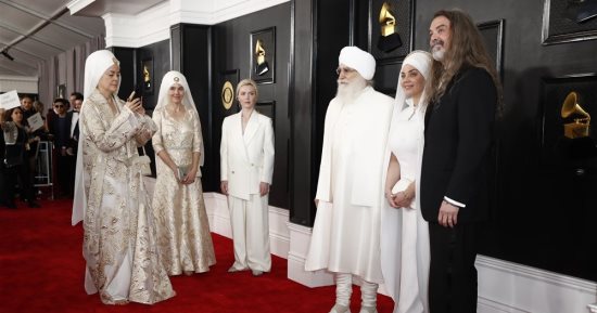 فريق White Sun يلفت الأنظار على السجادة الحمراء لحفل توزيع جوائز الـ Grammy