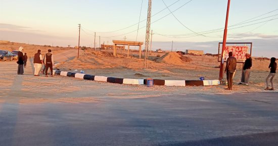 أهالى "الظهير" بسيناء ينفذون مبادرة إزاحة الرمال المتحركة من طرق قريتهم..صور