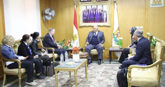 محافظ الوادى الجديد يستقبل سفير الاتحاد الأوروبى فى مصر والوفد المرافق له