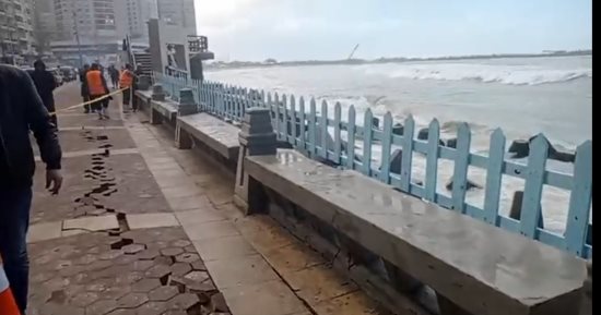 الأمواج تتسبب فى شرخ بكورنيش الإسكندرية.. والمحافظ يوجه بسرعة الإصلاح