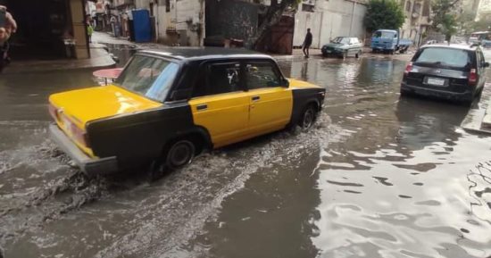 حى وسط الإسكندرية يكثف جهوده لرفع مياه الأمطار من محطة الرمل.. صور