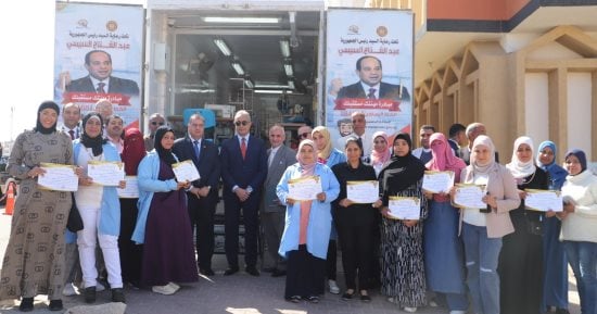 وزير القوى العاملة يتفقد عربة التدريب المهنى المتنقلة بالغردقة.. صور