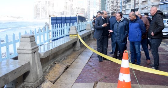 محافظ الإسكندرية: تنسيق مع "حماية الشواطئ" لوضع بلوكات خرسانية للحماية.. صور