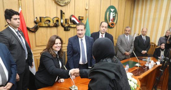 محافظ المنوفية ووزيرة الهجرة يسلمان مساعدات مالية وعينية للأسر الأولى بالرعاية