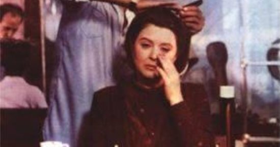 عروس البحر فى السينما.. فيلم "موعد على العشاء" وثق شوارع الإسكندرية فى الثمانينيات.. السندريلا طاردها المعجبون فى محطة الرمل.. وكوافير صور فيه أحمد زكى ما زال موجودا ويحمل ذكريات قديمة