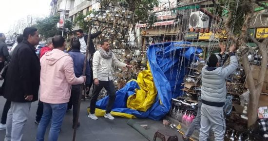 حى الموسكى يرفع الإشغالات بأهم شوارع العتبة.. صور